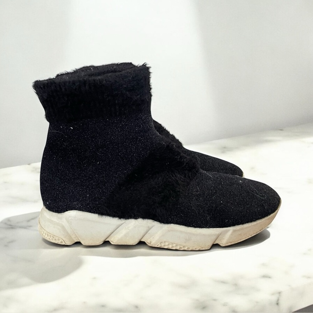 Wishbone women fluffy Black topped boots with a white sneaker like sole sz 6.5M